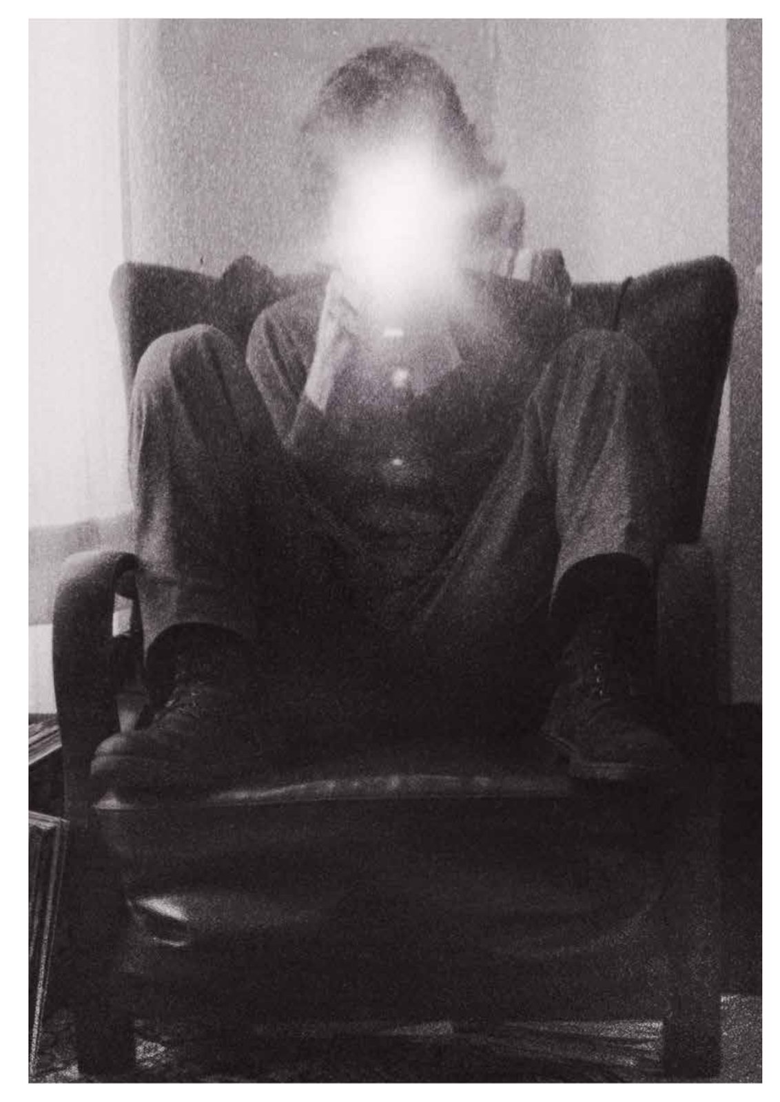 allesgut — figure in a chair